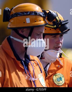 Les sauveteurs ont l'air sinistre face au site d'une explosion d'usine à Glasgow qui a coûté la vie à sept personnes pour rencontrer les services d'urgence. Le premier ministre Jack McConnell a rencontré les chefs des services de police, d'incendie et d'ambulance pour féliciter leurs efforts inlassables de sauvetage à la suite de l'explosion d'hier à Stockline Plastics, dans la région de Maryhill à Glasgow. Le premier ministre vient de parler aux survivants de la catastrophe à l'infirmerie de l'Ouest de la ville et aux familles des victimes qui attendent des nouvelles de leurs proches dans un centre communautaire local. Banque D'Images