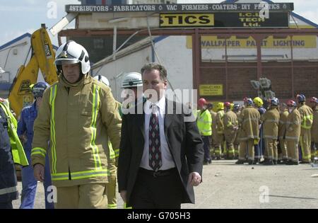 Le premier ministre écossais Jack McConnell (au centre), accompagné du maître-feu de Strathclyde Brian Sweeney (à gauche), visite le site d'une explosion d'usine à Glasgow qui a coûté la vie à sept personnes pour rencontrer les services d'urgence.Jack McConnell a rencontré les chefs des services de police, d'incendie et d'ambulance pour leur travail de sauvetage infatigable à la suite de l'explosion d'hier à Stockline Plastics, dans la région de Maryhill à Glasgow.Le premier ministre vient de parler aux survivants de la catastrophe à l'infirmerie de l'Ouest de la ville et aux familles des victimes qui attendent des nouvelles de leurs proches dans un centre communautaire local. Banque D'Images