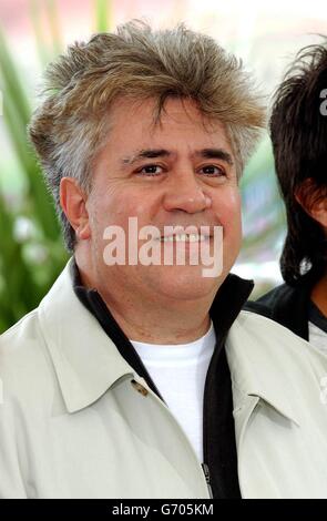 Le réalisateur Pedro Almodovar pose pour les photographes lors d'un photocall pour son film "Bad Education" sur la Riviera Terrace au 57e Festival de Cannes, France. Banque D'Images