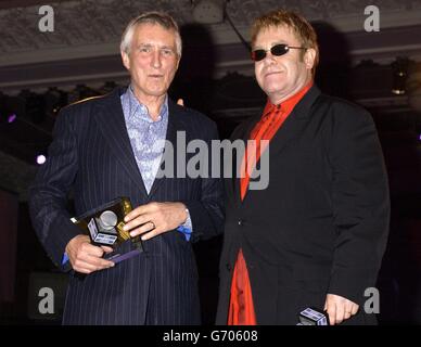 Sir Elton John (à droite) remet le Gold Award au DJ Johnnie Walker de radio 2, sur scène lors des Sony radio Academy Awards 2004, qui se tiennent à l'hôtel Grosvenor House de Park Lane, Londres. La cérémonie a vu Jonathan Ross et Chris Moyles de radio 1 perdre à Christian O'Connell de XFM, qui a été nommé DJ de l'année. Banque D'Images