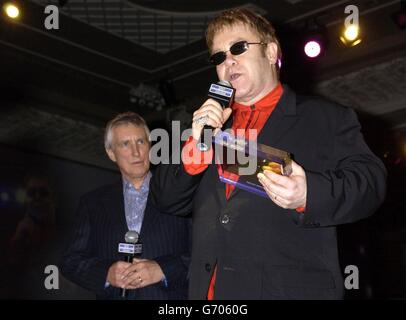 Sir Elton John (à droite) remet le Gold Award au DJ Johnnie Walker de radio 2, sur scène lors des Sony radio Academy Awards 2004, qui se tiennent à l'hôtel Grosvenor House de Park Lane, Londres. La cérémonie a vu Jonathan Ross et Chris Moyles de radio 1 perdre à Christian O'Connell de XFM, qui a été nommé DJ de l'année. Banque D'Images