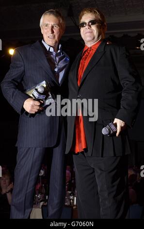 Sir Elton John remet le Gold Award à radio 2 DJ Johnnie Walker, sur scène lors des Sony radio Academy Awards 2004, qui se tiennent à l'hôtel Grosvenor House de Park Lane, Londres.La cérémonie a vu Jonathan Ross et Chris Moyles de radio 1 perdre à Christian O'Connell de XFM, qui a été nommé DJ de l'année. Banque D'Images