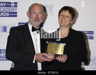 Tim Blackmore, président du comité des prix, présente à Helen Boaden, contrôleur de BBC radio 4, le prix de la station de l'année pour BBC radio 4 lors des Sony radio Academy Awards 2004, qui se tiennent à l'hôtel Grosvenor House de Park Lane, Londres. La cérémonie a vu Jonathan Ross et Chris Moyles de radio 1 perdre à Christian O'Connell de XFM, qui a été nommé DJ de l'année. Banque D'Images