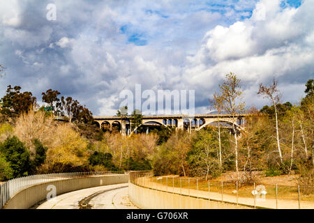 Le canal en béton qui contient l'Arroyo Seco waterway à Pasadena en Californie avec l'avant-plan de sentiers de randonnée d'Arroyo Banque D'Images