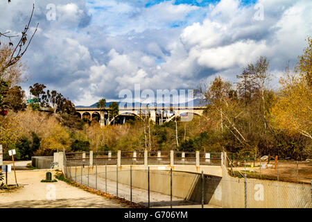 Le canal en béton qui contient l'Arroyo Seco waterway à Pasadena en Californie avec l'avant-plan de sentiers de randonnée d'Arroyo Banque D'Images