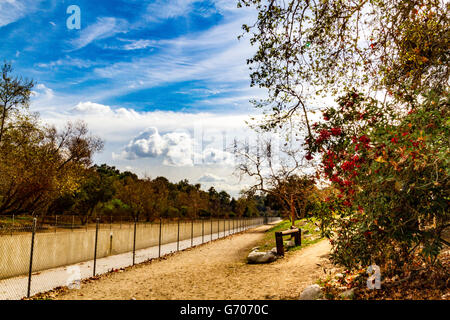 Le canal en béton qui contient l'Arroyo Seco waterway à Pasadena en Californie avec l'avant-plan de sentiers de randonnée d'Arroyo Banque D'Images