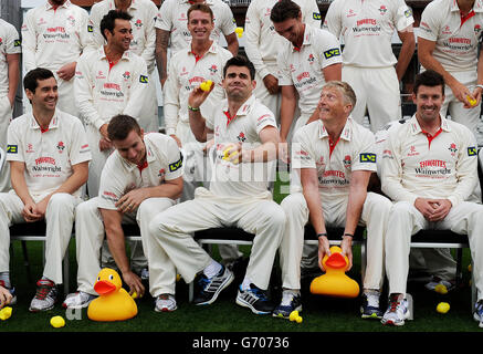 James Anderson (au centre), du club de cricket du comté de Lancashire, jette un canard-jouet pendant la journée médiatique au terrain de cricket d'Old Trafford, à Manchester. Banque D'Images