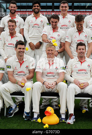 Oliver Newby (au centre), du club de cricket du comté de Lancashire, jette des canards jouets à Glen Chapple, avec James Anderson (devant à gauche) et Jos Buttler (à gauche) et Paul Horton (devant à droite) pendant la journée médiatique au terrain de cricket d'Old Trafford, à Manchester. Banque D'Images