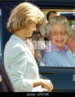 La reine Elizabeth II discute avec Lady Romsey (à gauche) pendant qu'elle regarde le duc d'Édimbourg en compétition avec l'équipe de poney de la reine dans le Grand Prix international de conduite Land Rover au Royal Windsor Horse Show, à Windsor. Banque D'Images