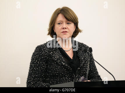 Le député de la RT Maria Miller, secrétaire d'État à la Culture, aux médias et aux Sports, lors d'une conférence de presse - pour annoncer un partenariat majeur de 11 ans à long terme entre Hyundai Motor et Tate pour réaliser la Commission Hyundai - dans le nouveau turbine Hall de Tate Modern, Londres. APPUYEZ SUR ASSOCIATION photo. Date de la photo: Lundi 20 janvier 2013. Banque D'Images