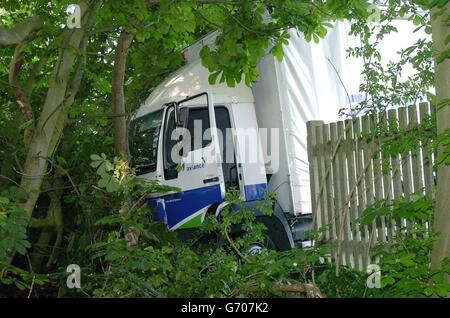 Le camion de départ utilisé par les voleurs de fret de Swissport à l'aéroport de Heathrow, Londres.Le camion a fini par s'écraser par une clôture et dans un fossé près de Wraysbury.La police a déjoué ce matin une tentative de vol d'une valeur de 40 millions d'espèces et d'or.Six hommes ont été arrêtés lors du raid par des officiers de l'armée de l'armée de vol de la police métropolitaine qui étaient dans l'attente, et emmenés aux postes de police de l'ouest de Londres pour interrogatoire. Banque D'Images