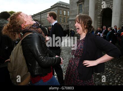 Brigid Francis-Devine, de Cork, (à droite) célèbre avec Sarah Purcell, boursière de Trinity, après avoir reçu une bourse en philosophie, sciences politiques, économie et sociologie, lors de l'annonce des nouveaux boursiers et boursiers à Front Square, Trinity College, Dublin. Banque D'Images