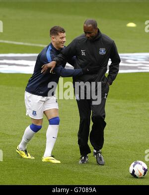 Ross Barkley d'Everton (à gauche) Dennis, premier entraîneur de développement d'équipe d'Everton Lawrence pendant l'échauffement Banque D'Images