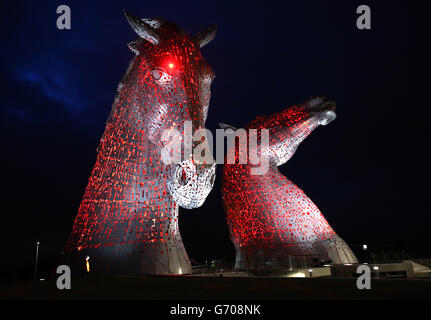 Un test d'éclairage est effectué sur les Kelpies à Falkirk avant leur ouverture officielle au public plus tard ce mois-ci. Banque D'Images