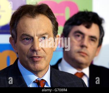 Le Premier ministre britannique Tony Blair (à gauche), assisté par le chancelier Gordon Brown, prononce un discours lors du lancement d’une campagne d’affiches à Londres, pour les prochaines élections européennes et locales de juin. Banque D'Images