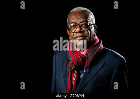 Cricket - Surrey County Cricket Club Squad Photocall 2014 - Kia Oval.Sir Trevor McDonald, vice-président du Surrey County Cricket Club Banque D'Images