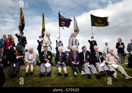 Les membres de l'Association des étoiles de Birmanie attendent un bosquet commémoratif à l'Arboretum commémoratif national, près d'Alrewas, dans le Staffordshire. Les anciens combattants étaient parmi plus d'un millier qui ont assisté au dévouement et au service de commémoration d'aujourd'hui en présence de la comtesse Mountbatten de Birmanie. Banque D'Images