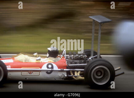 Jackie Oliver, pilote de la Grande-Bretagne, conduit un Lotus 49B au Grand Prix de Grande-Bretagne à Brands Hatch. Banque D'Images