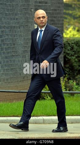 La nouvelle secrétaire à la Culture, Sajid Javid, arrive à Downing Street, dans le centre de Londres, après la démission de Maria Miller pour ses dépenses. Banque D'Images