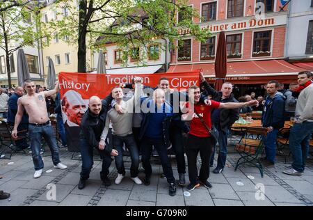 Les fans de Manchester United dans le centre de Munich avant la Ligue des Champions, quart de finale, deuxième étape qui aura lieu à l'Allianz Arena, Munich, Allemagne. Banque D'Images