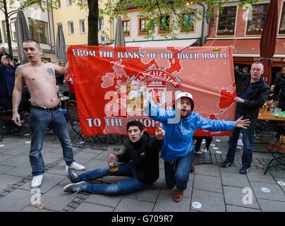 Les fans de Manchester United dans le centre de Munich avant la Ligue des Champions, quart de finale, deuxième étape qui aura lieu à l'Allianz Arena, Munich, Allemagne. Banque D'Images