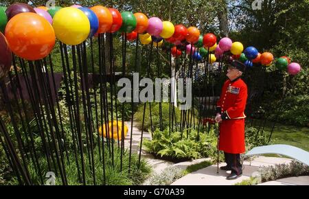 Chelsea Pensioner Stan Kendrick, 92 ans, regarde un jardin appelé « UN Eden de banlieue coloré » par Diarmuid Gavin au Chelsea Flower Show à Londres. Près de 600 exposants assistent au spectacle complet de cette semaine avec 105 écrans floraux, 40 jardins et 15 expositions éducatives se disputant des médailles.environ 157,000 personnes - capacité maximale pour le champ d'exposition - devraient remplir le site de 11 hectares du mardi au vendredi, dans l'année du 200e anniversaire de la Royal Horticultural Society (RHS). Banque D'Images