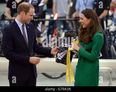 Le duc et la duchesse de Cambridge réagissent en recevant un haut de vélo de bébé imprimé avec le nom de Prince George alors qu'ils ouvrent le vélodrome d'Avantidrome de Hamilton pendant le sixième jour de leur visite officielle en Nouvelle-Zélande. Banque D'Images