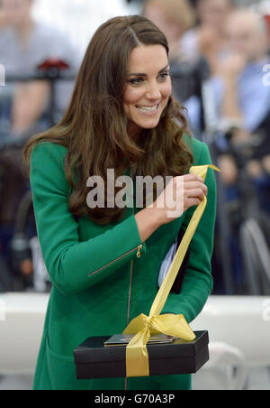 La duchesse de Cambridge réagit alors qu'elle reçoit un bébé haut de vélo imprimé avec le nom de Prince George alors qu'ils ouvrent le vélodrome d'Avantidrome de Hamilton pendant le sixième jour de leur visite officielle en Nouvelle-Zélande. Banque D'Images