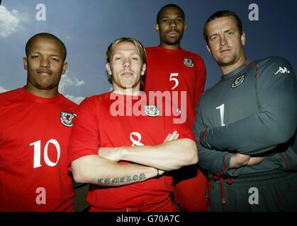 Robert Earnshaw, Craig Bellamy, Danny Gabbido et Martyn Margetson, joueur gallois (de gauche à droite), lors du lancement du nouveau kit Kappa à l'hôtel Carden Park, près de Wrexham. Le pays de Galles portera le nouveau kit lorsqu'il jouera son international amical contre la Norvège à Oslo jeudi et le Canada à Wrexham dimanche. Banque D'Images