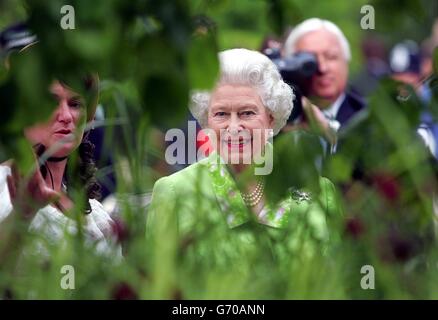 On voit la reine Elizabeth II les jardins exposés au Chelsea Flower Show, à Londres. Près de 600 exposants assistent au spectacle complet de cette semaine à l'hôpital Royal de Chelsea, avec 105 expositions florales, 40 jardins et 15 expositions éducatives se disputant des médailles. Banque D'Images