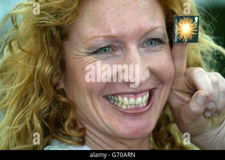 Charlie Dimmock, un jardinier de télévision, présente les derniers timbres du Royal Mail célébrant les 200 ans de la Royal Horticultural Society au Chelsea Flower Show à Londres. Les timbres montrent des images florales vibrantes créées par les photographes Barbara et Zafer Baran. Banque D'Images