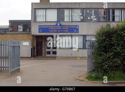 Le bienheureux George Napier Secondary School à Banbury, Oxfordshire, après que plusieurs élèves de l'école ont été blessés et un est mort sur les lieux après avoir été impliqué dans un accident de bus sur l'A4100 entre Aynho, Northants, et Souldern dans l'Oxfordshire. Banque D'Images