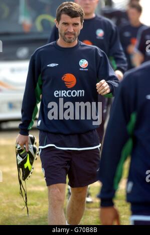 Le capitaine de Manchester United, Roy Keane, colle sa langue avant de s'entraîner avec l'équipe de football d'Irlande, au terrain de football de Malahide United, Co Dublin. L'équipe se prépare pour le match international amical contre la Roumanie à Landsdowne Road demain soir. Banque D'Images