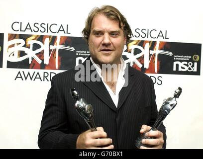 Bryn Terfel reçoit des prix pour l'artiste masculin de l'année et l'album de l'année lors de la 5e édition annuelle des Classical BRIT Awards 2004 au Royal Albert Hall, dans le centre de Londres. Banque D'Images