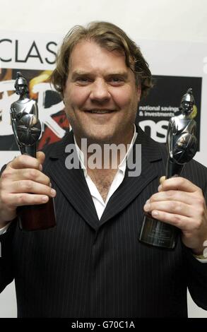 Bryn Terfel reçoit des prix pour l'artiste masculin de l'année et l'album de l'année lors de la 5e édition annuelle des Classical BRIT Awards 2004 au Royal Albert Hall, dans le centre de Londres. Banque D'Images