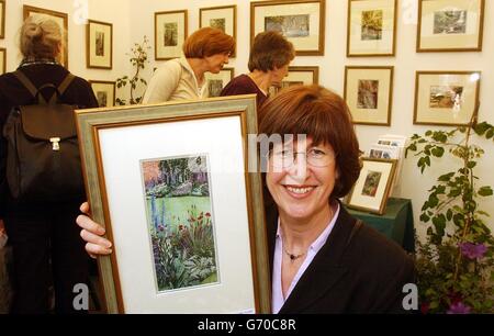Mme Alison Holt d'Oswestry à Shropshire, avec certaines de ses broderies de machine originales sur son stand au salon Chelsea Flower, dans le centre de Londres. Les œuvres d'art peuvent prendre des semaines à produire, et sont toutes faites à son studio à la maison, la broderie qu'elle tient est un jardin de l'année dernière spectacle, et coûte 1,600. Banque D'Images