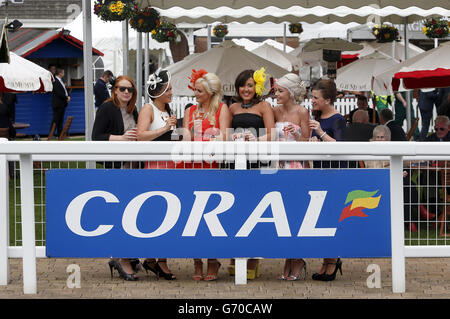 Courses hippiques - Coral Scottish Grand National - Premier jour - Ayr Racecourse. Racegoers par le défilé anneau à Ayr Racecourse. Banque D'Images