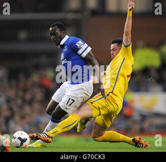 Football - Barclays Premier League - Everton / Crystal Palace - Goodison Park.Romelu Lukaku d'Everton et Damien Delaney (à droite) du Crystal Palace se battent pour le ballon Banque D'Images