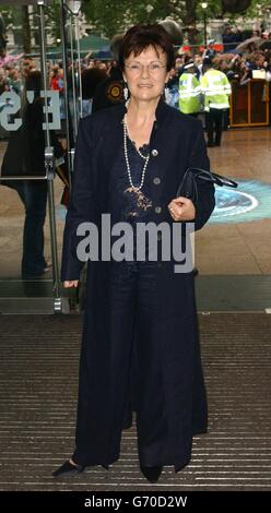 L'actrice Julie Walters (qui joue Mme Molly Weasley) arrive pour la première britannique de Harry Potter et le prisonnier d'Azkaban à l'Odeon Leicester Square dans le centre de Londres, le troisième film de l'auteur JK Rowling série de livres sur l'assistant garçon. Banque D'Images