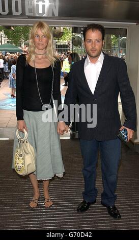 Le modèle Claudia Schiffer et son mari Matthew Vaughn arrivent pour la première britannique de Harry Potter et le prisonnier d'Azkaban à l'Odeon Leicester Square dans le centre de Londres, le troisième film de l'auteur JK Rowling série de livres sur le jeune assistant. Banque D'Images