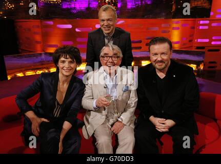 Graham Norton (en haut) avec (de gauche à droite) Juliette Binoche, Ronnie Corbett et Ricky Gervais pendant le tournage du Graham Norton Show aux London Studios, dans le sud de Londres, devant être diffusé sur BBC One le vendredi 18 avril. Banque D'Images