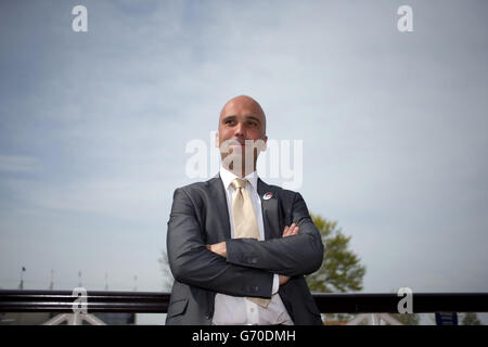 Le formateur espagnol Enrique Leon présente aux photographes un avant-goût pour son cheval Noozhoh Canarias qui se présente à la réunion guinéenne, avant le deuxième jour de la réunion Craven de 2014 à l'hippodrome de Newmarket, Newmarket.APPUYEZ SUR ASSOCIATION photo.Date de la photo : jeudi 17 avril 2014.Voir PA Story RACING Newmarket.Le crédit photo devrait se lire: Steve Parsons/PA Wire Banque D'Images