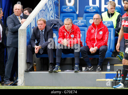 Football - Championnat Sky Bet - Leicester City / Queens Park Rangers - King Power Stadium.Harry Redknapp, directeur des Queens Park Rangers, et ses assistants, regardent pendant le championnat Sky Bet au King Power Stadium de Leicester. Banque D'Images