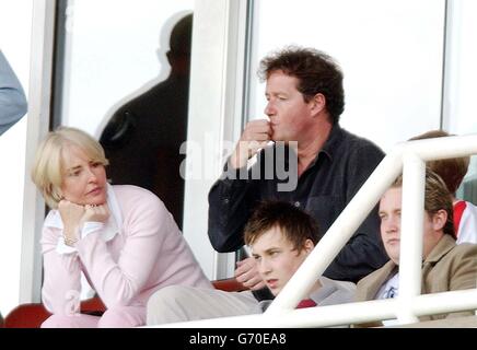 L'ancien rédacteur en chef de Daily Mirror Piers Morgan (R) regarde le match d'Arsenal et de Leicester City Barclaycard Premiership au stade Highbury d'Arsenal, à Londres. Banque D'Images