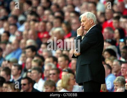 Sir Bobby Robson, gérant de Newcastle United, observe son équipe en action contre Liverpool, lors de son match Barclaycard Premiership au stade Anfield de Liverpool, le samedi 15 2004 mai. PA photo: Martin Rickett Banque D'Images