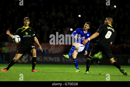 Football - Championnat Sky Bet - Leicester City / Sheffield mercredi - King Power Stadium.Le tir de David Nugent de Leicester City au but va très bien pendant le match du championnat Sky Bet au King Power Stadium de Leicester. Banque D'Images