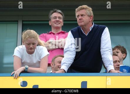 Le golfeur Colin Montgomerie est photographié avant le match Barclaycard Premiership entre Chelsea et Leeds United joué à Stamford Bridge. Chelsea a obtenu la deuxième place sur la table derrière les champions Arsenal tandis que Leeds devra jouer leur football dans la Nationwide Division une saison prochaine après leur relégation. Banque D'Images