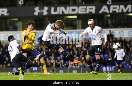 Gylfi Sigurdsson de Tottenham Hotspur marque le cinquième but de son côté Banque D'Images