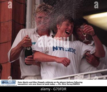 Peter Martin et Glen Chapple célèbrent sur le balcon des joueurs après la victoire du Lancashire sur Essex chez Lords aujourd'hui Banque D'Images