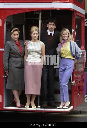 (De gauche à droite) les acteurs Rachel Leskovac, Sarah Churm, Ralf Little et Joanna page posent pour les photographes lors d'une séance photo pour lancer la prochaine production de Keith Wathouse et de la comédie classique de Willis Hall « Billy Liar », au Duke of York's Theatre, dans le centre de Londres. Banque D'Images